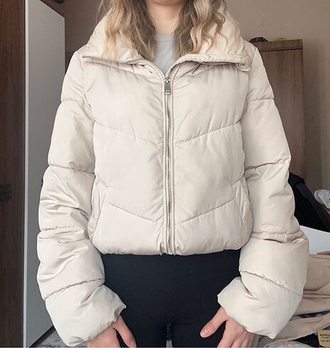 Kremrengi şişme mont stradivarius