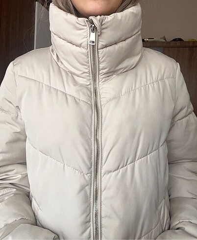 xs Beden beyaz Renk Kremrengi şişme mont stradivarius