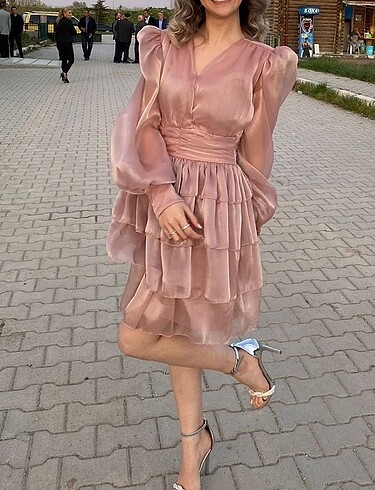 Pudra pembe parlak kumaş fırfırlı elbise
