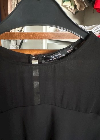 s Beden Bershka siyah volanlı bluz