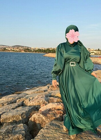 Saten zümrüt yeşili abiye elbise