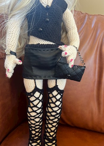 Siyah Deri Detaylı El Yapımı Bebek - Görsel 6