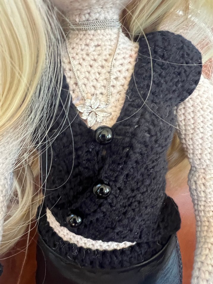 Siyah Deri Detaylı El Yapımı Bebek - Görsel 4