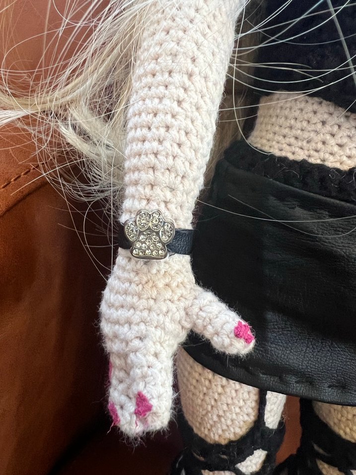 Siyah Deri Detaylı El Yapımı Bebek - Görsel 3