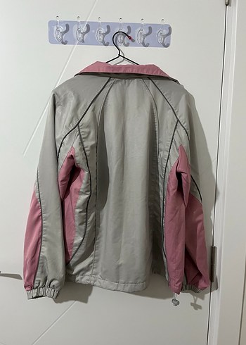 Gri ve Pembe Spor Kadın Mont - Görsel 4