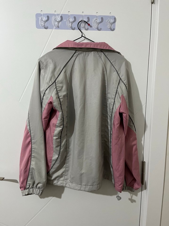 Gri ve Pembe Spor Kadın Mont - Görsel 4