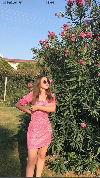 pembe çiçekli elbise