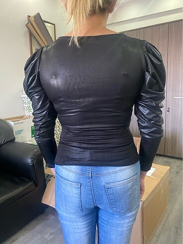 s Beden siyah Renk Deri görünümlü göğüs dekoltesi ölçülü üst bluz