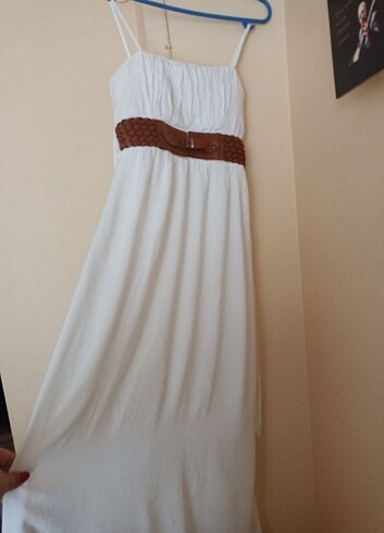 Beyaz kemer detaylı elbise 