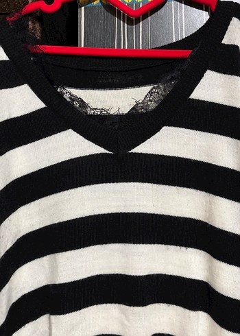 Dantel Detaylı Siyah Beyaz Çizgili V Yaka Kazak - Görsel 2