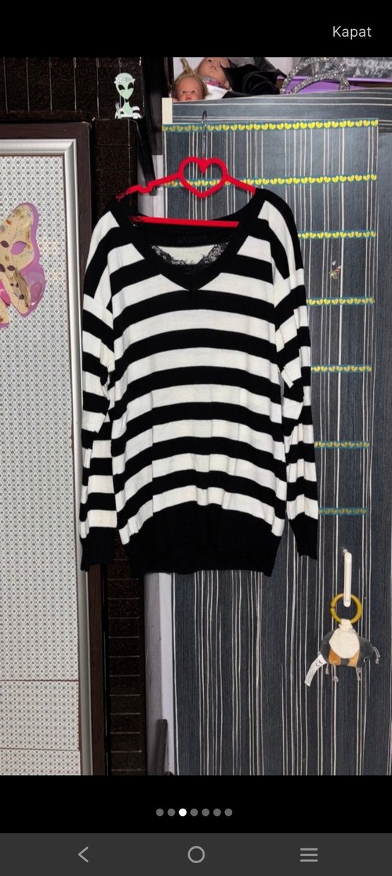 Dantel Detaylı Siyah Beyaz Çizgili V Yaka Kazak - Görsel 3