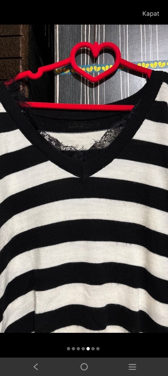 Dantel Detaylı Siyah Beyaz Çizgili V Yaka Kazak - Görsel 2