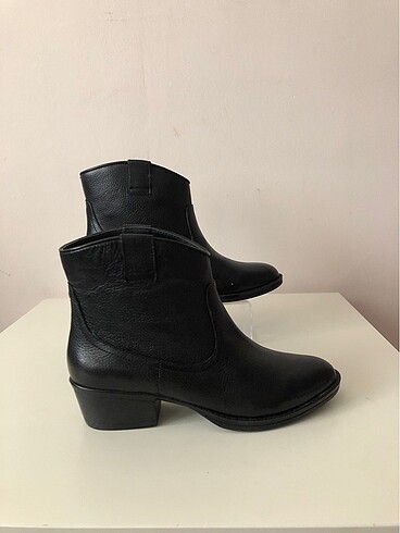 Kenneth Cole western bot