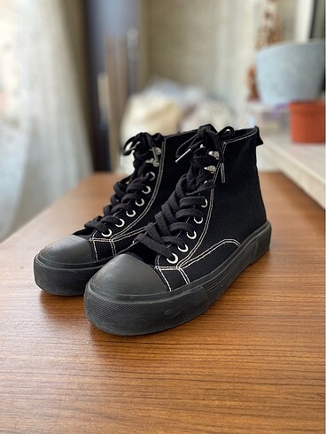 Pull and Bear Converse