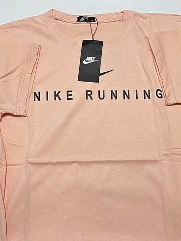 Nike Tişörtü olan bedenler açıklamada