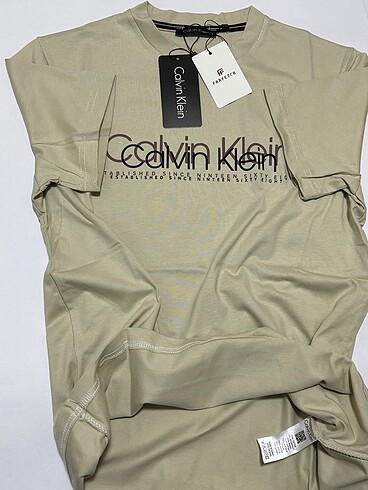 Calvin Klein Tişört olan bedenler açıklamada