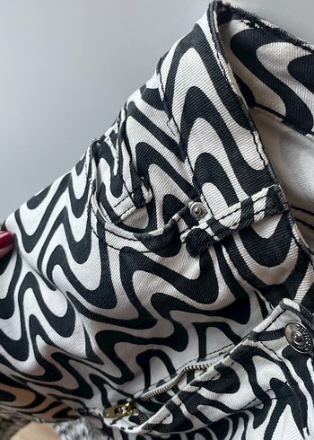 Kadın Gri Zebra Desenli Piliseli Kumaş Pantolon - Görsel 3