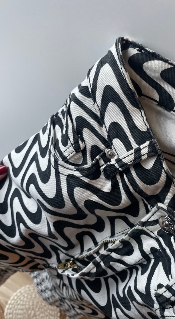 Kadın Gri Zebra Desenli Piliseli Kumaş Pantolon - Görsel 3