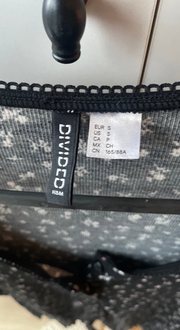 V Yaka Düğmeli Uzun Kollu Siyah Elbise - Görsel 4