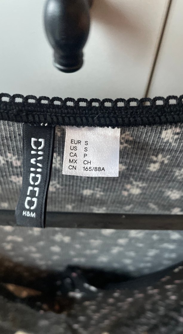 V Yaka Düğmeli Uzun Kollu Siyah Elbise - Görsel 3