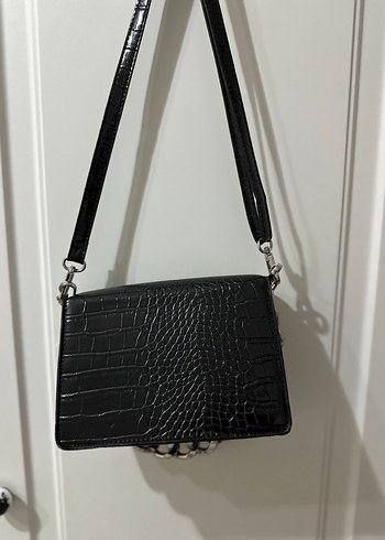 Bershka siyah zincir detaylı çanta. - Görsel 3