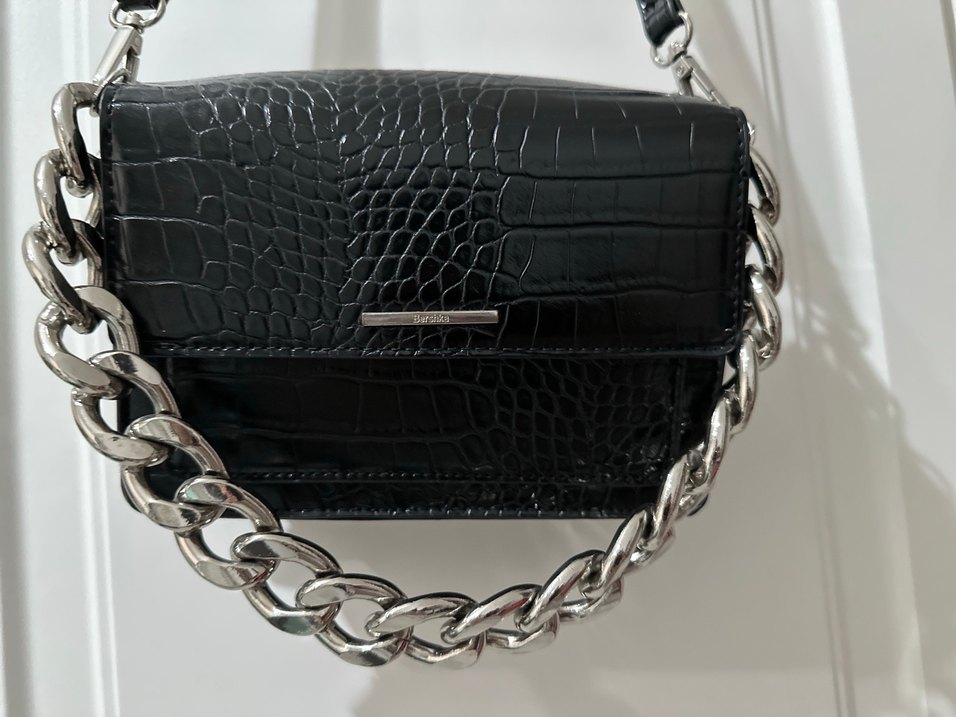 Bershka siyah zincir detaylı çanta. - Görsel 2