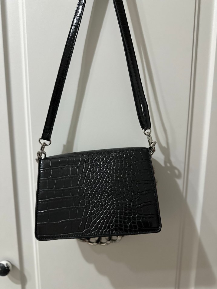 Bershka siyah zincir detaylı çanta. - Görsel 3