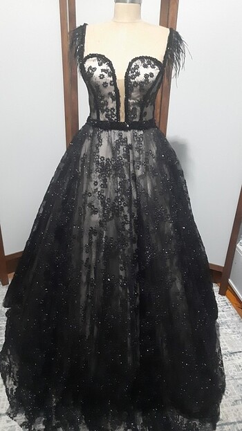 Siyah nişan elbisesi