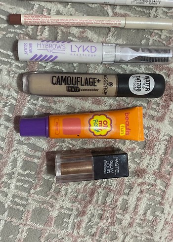 Beden Bej Tonlarında Makyaj Ürünleri Seti