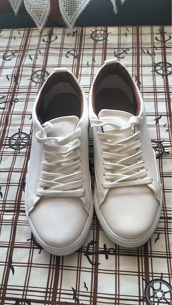 Beyaz Ayakkabı