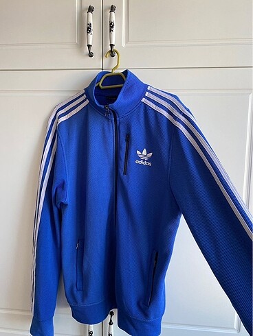 Adidas üç çizgi