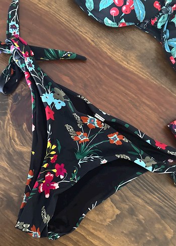 s Beden Çiçek Desenli Bağcıklı Mini Bikini