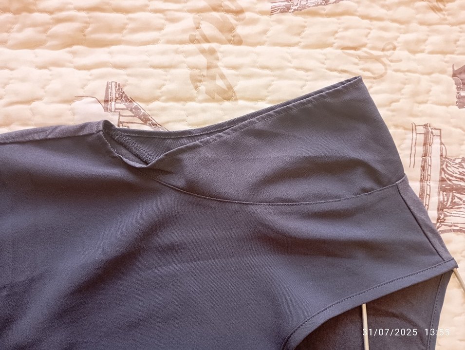 Gri Pileli V Yaka Kolsuz Bluz - Görsel 4