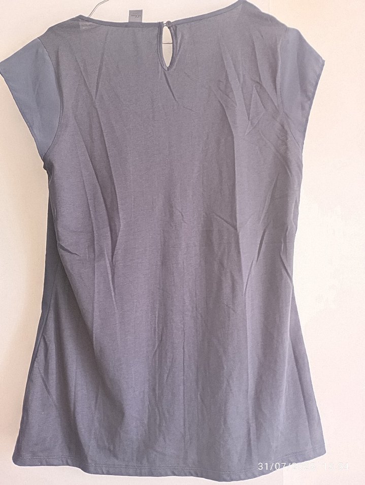 Gri Pileli V Yaka Kolsuz Bluz - Görsel 2