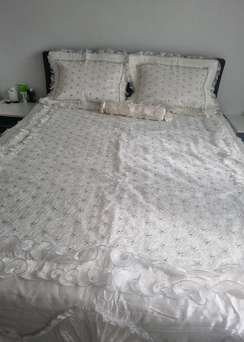 ÇEYİZLİK İŞLEMELİ SIFIRDAN FARKSIZ YATAK ÖRTÜSÜ MARKA TEMSİLİ) - Görsel 3