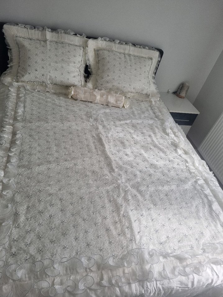 ÇEYİZLİK İŞLEMELİ SIFIRDAN FARKSIZ YATAK ÖRTÜSÜ MARKA TEMSİLİ) - Görsel 2