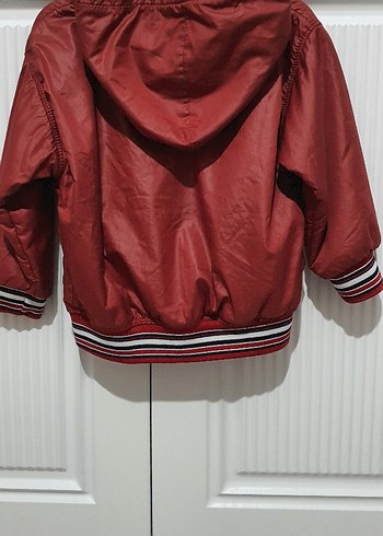Kırmızı Kapüşonlu Erkek Çocuk Mont - Görsel 2