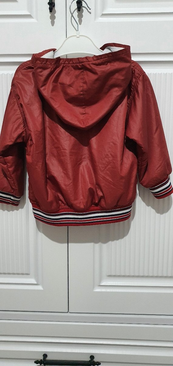 Kırmızı Kapüşonlu Erkek Çocuk Mont - Görsel 2