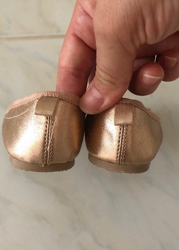 21 Beden Pembe Parlak Fiyonk Detaylı Kız Babet