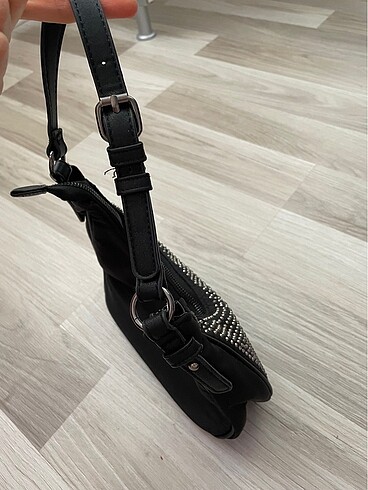 Beden Stradivarius taşlı çanta