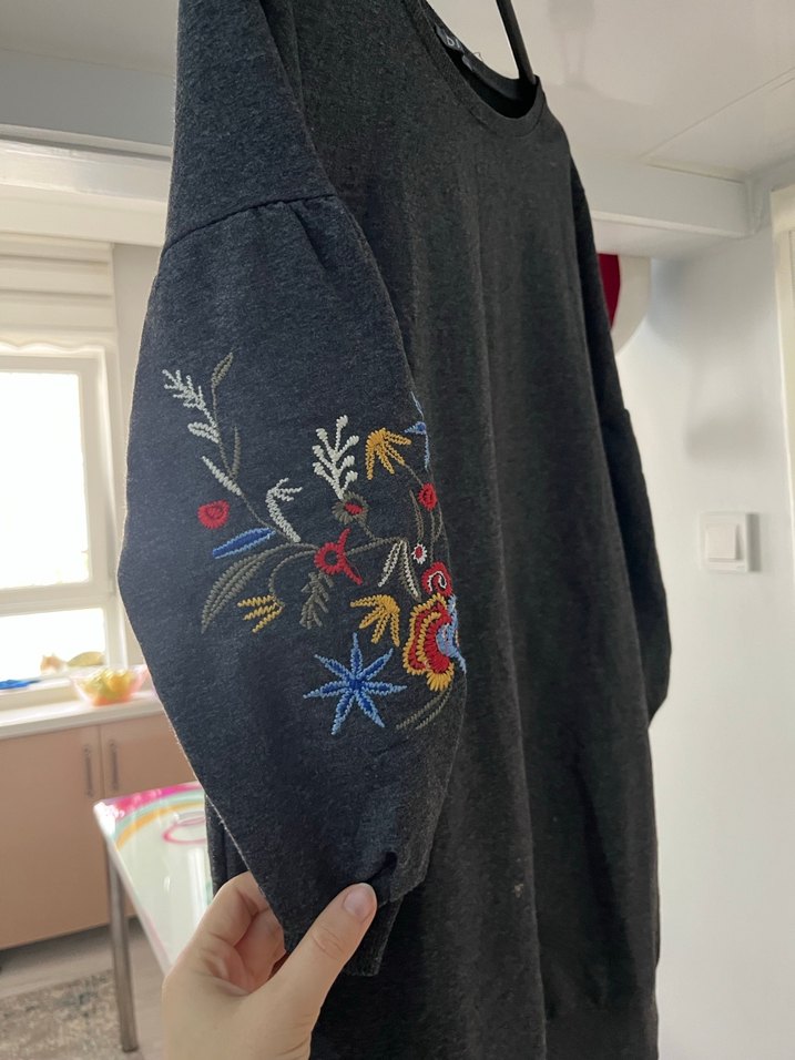 Nakış Detaylı Gri Kadın Triko Tunik - Görsel 2