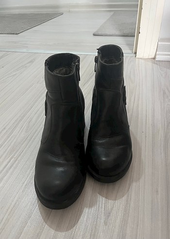 Siyah Deri Gotik Tokalı Topuklu Bot - Görsel 2