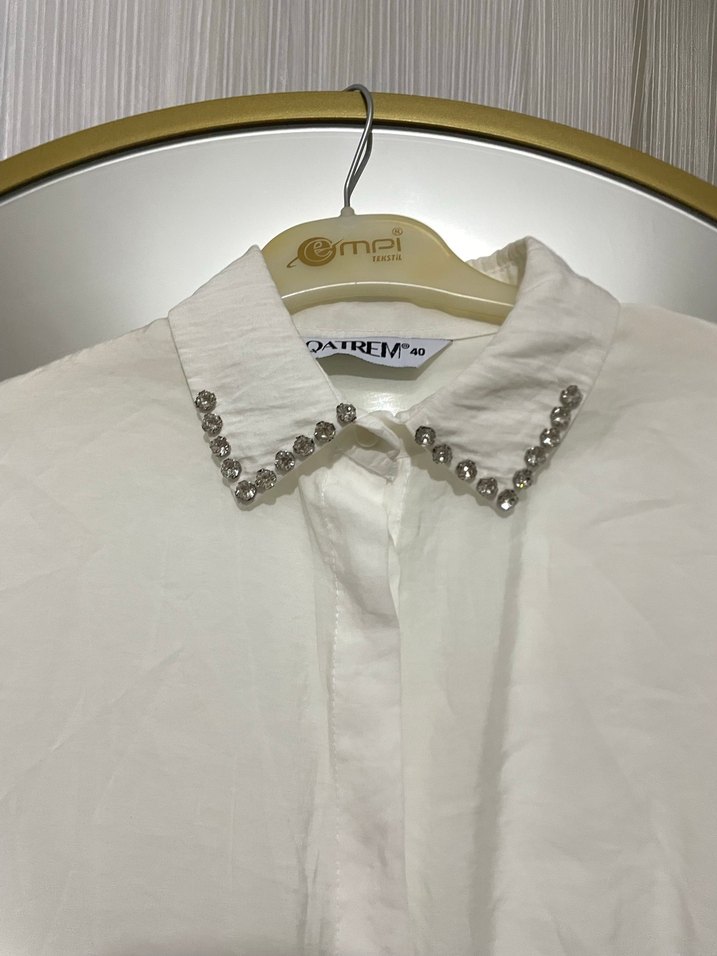 Zincir Detaylı Beyaz Keten Gömlek - Görsel 2