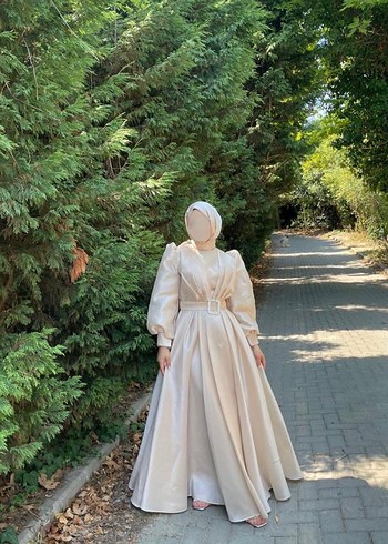 Uzun Kollu Beyaz Drapeeli Tesettür Abiye - Görsel 3