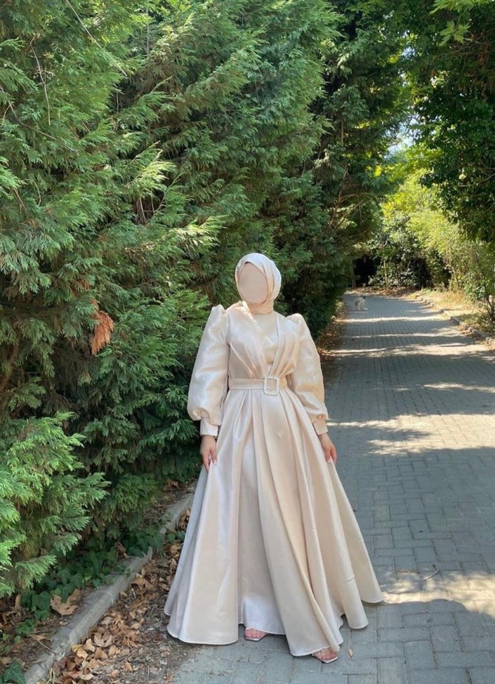 Uzun Kollu Beyaz Drapeeli Tesettür Abiye - Görsel 3