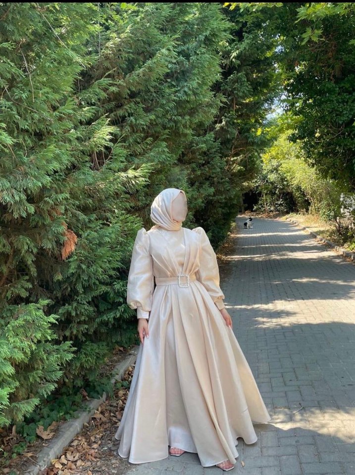 Uzun Kollu Beyaz Drapeeli Tesettür Abiye - Görsel 4