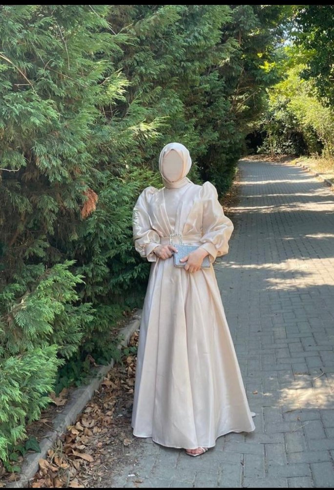 Uzun Kollu Beyaz Drapeeli Tesettür Abiye - Görsel 2