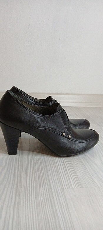 Siyah Deri Topuklu Ayakkabı 