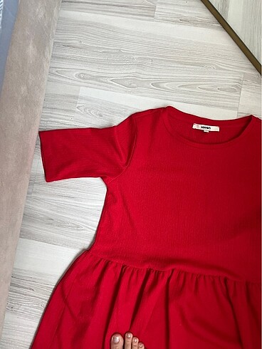 Kırmızı elbise - Görsel 3