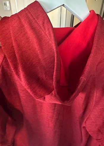 Erkek. Kırmızı Kapüşonlu Sweatshirt hiç kullanılmadı - Görsel 2